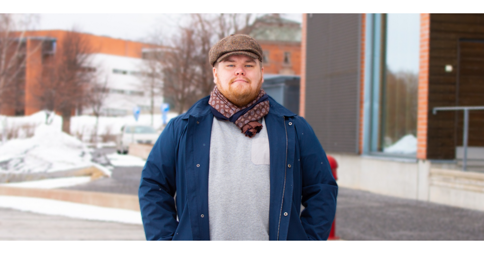 Lauri Tuohiniemi seisoo laiturilla ja taustalla n&auml;kyy kampusalue ja lunta.