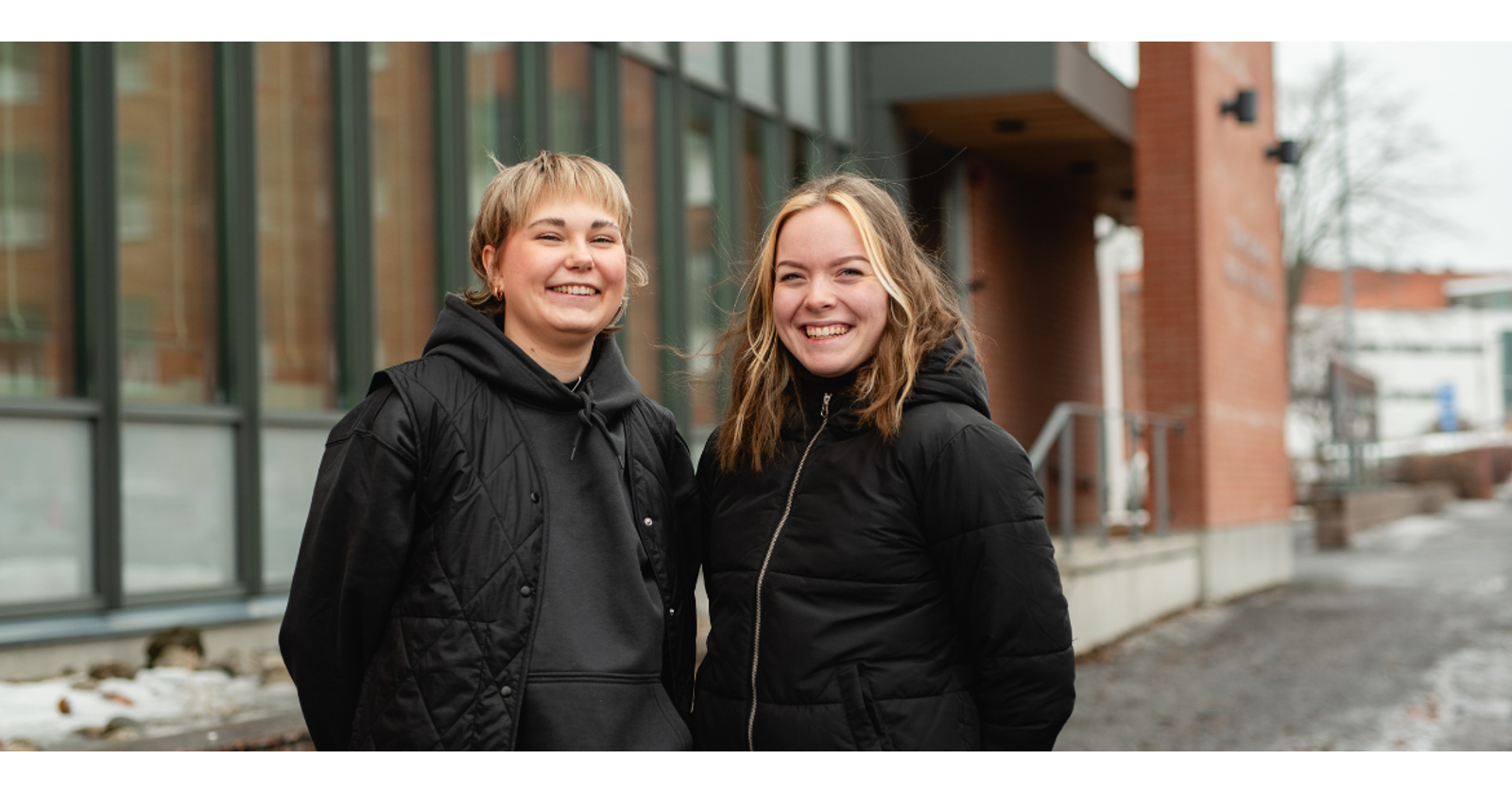 Aino Rouhiainen and Helen Rankaviita in front of the Domus Bothnica building