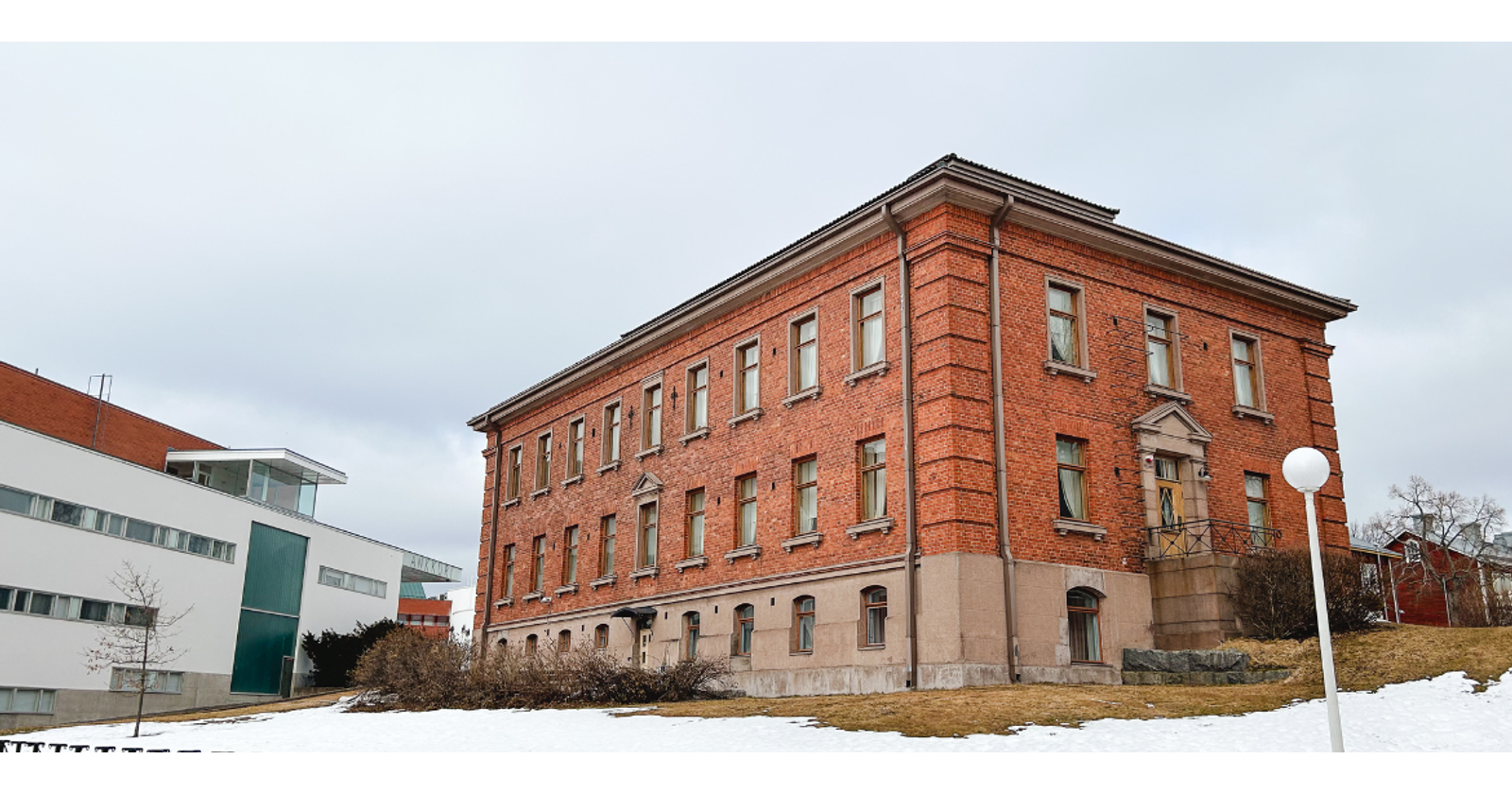 Konttori building at the University of Vaasa. The building is a 100-year old brick building witf two floors and basement. Ankkuri building is on the background.