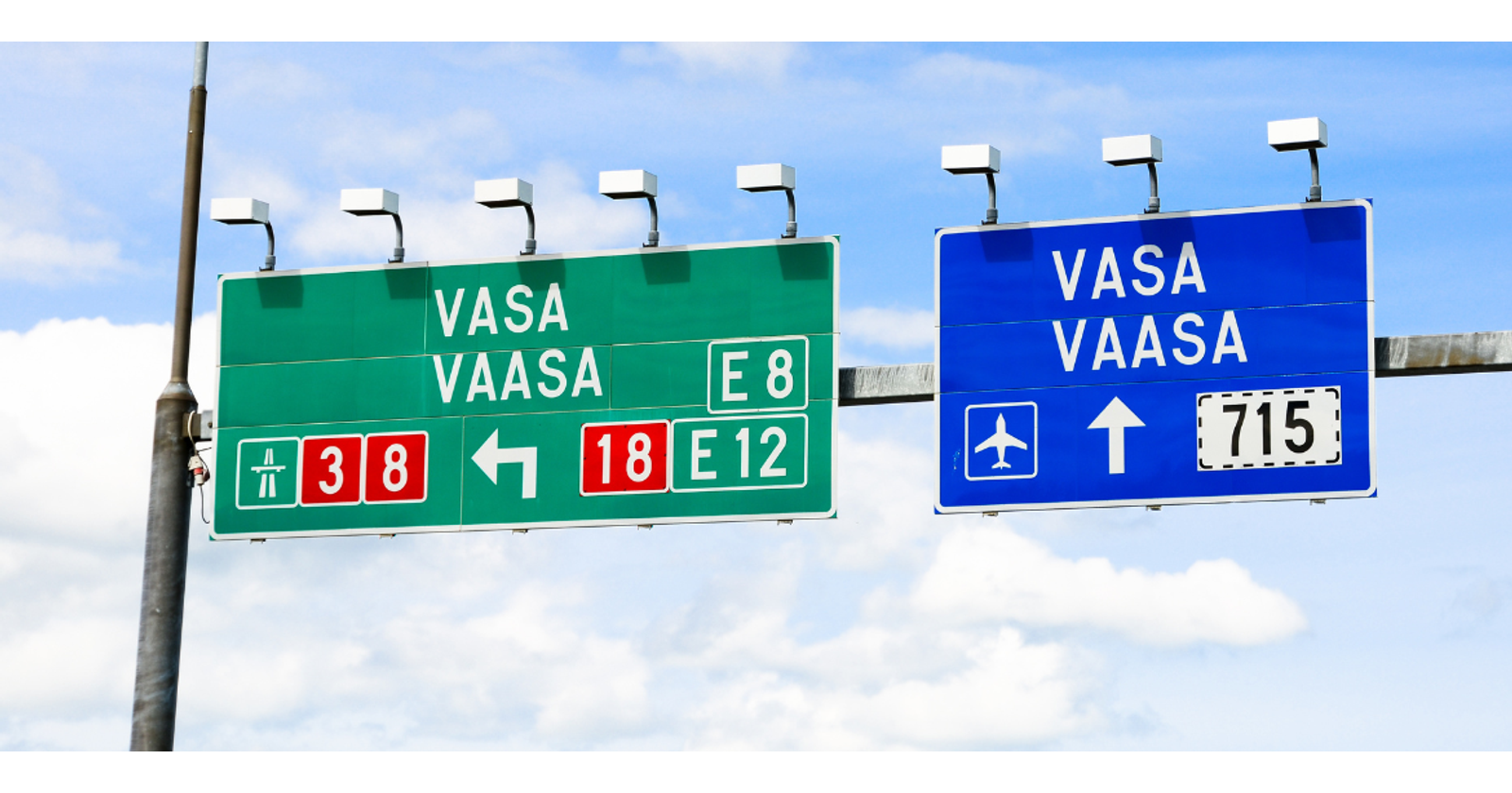 Valokuvassa liikennemerkkejä osoittamassa Vaasaan.