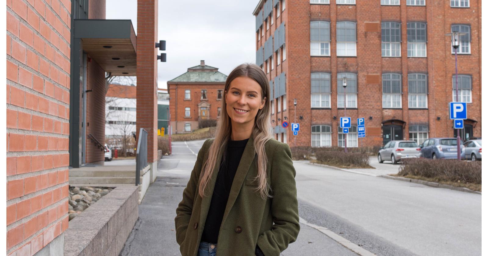 Anna Yliaska iloisena Vaasan yliopiston kampuksella