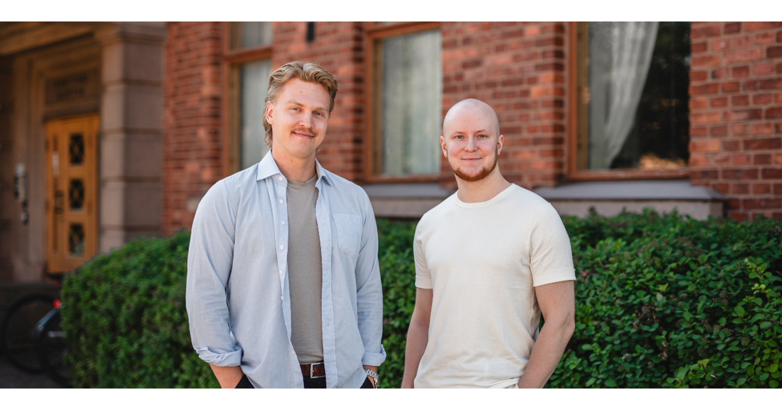 Vili Saarinen and Topi Lehtinen in front of the Konttori building on campus.