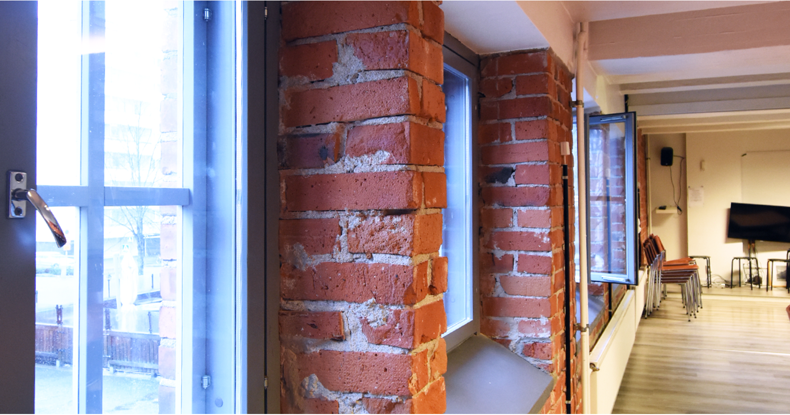 The brick wall of the Leipätehdas' rental premises, the windows of which overlook the building's courtyard.