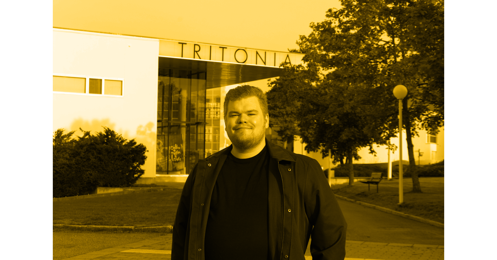 Häirintäyhdyshenkilö Lauri Tuohiniemi syksyisen kampuksen edessä.
