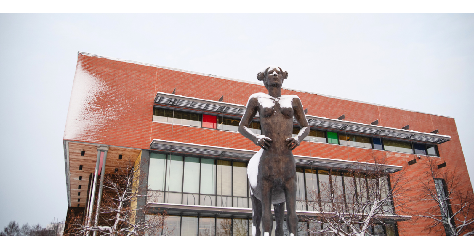 Auringonlapsi statue in front of Domus Bothnica building.