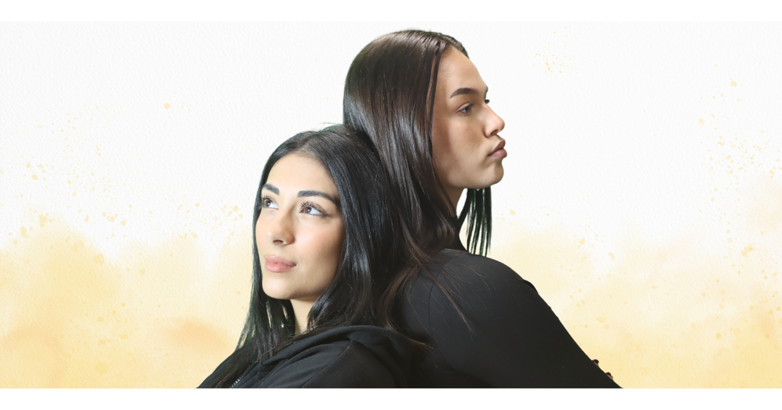 Valokuvassa kaksi naisoletettua nojaavat toisiinsa ja katselevat kaukaisuuteen