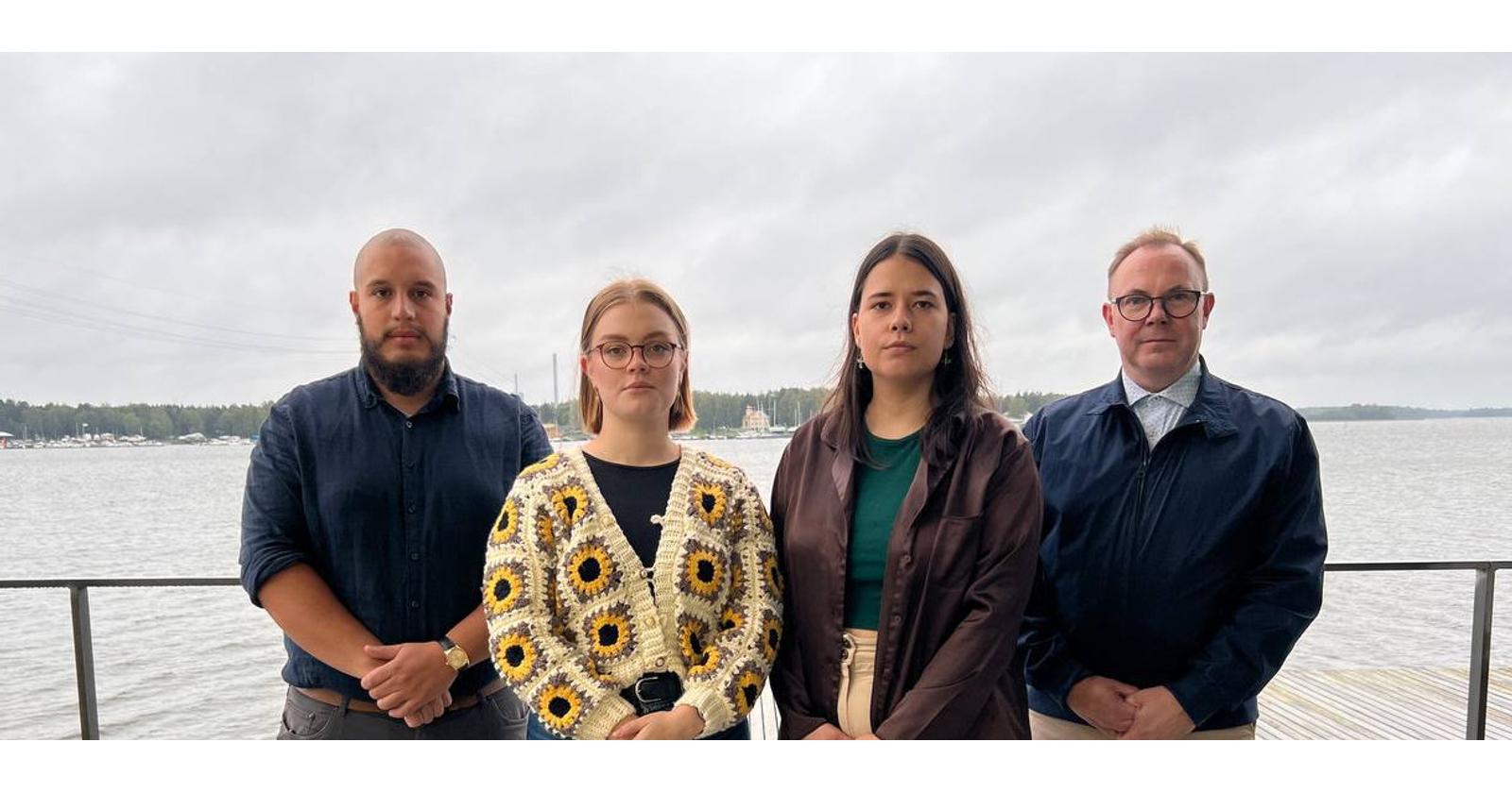 Ihmisiä seisomassa meritaustalla