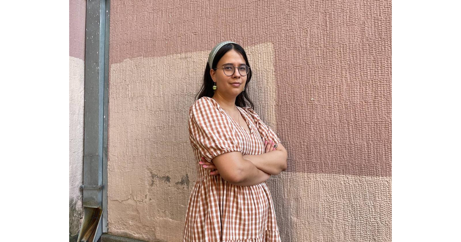 Ihminen seisomassa seinän edessä