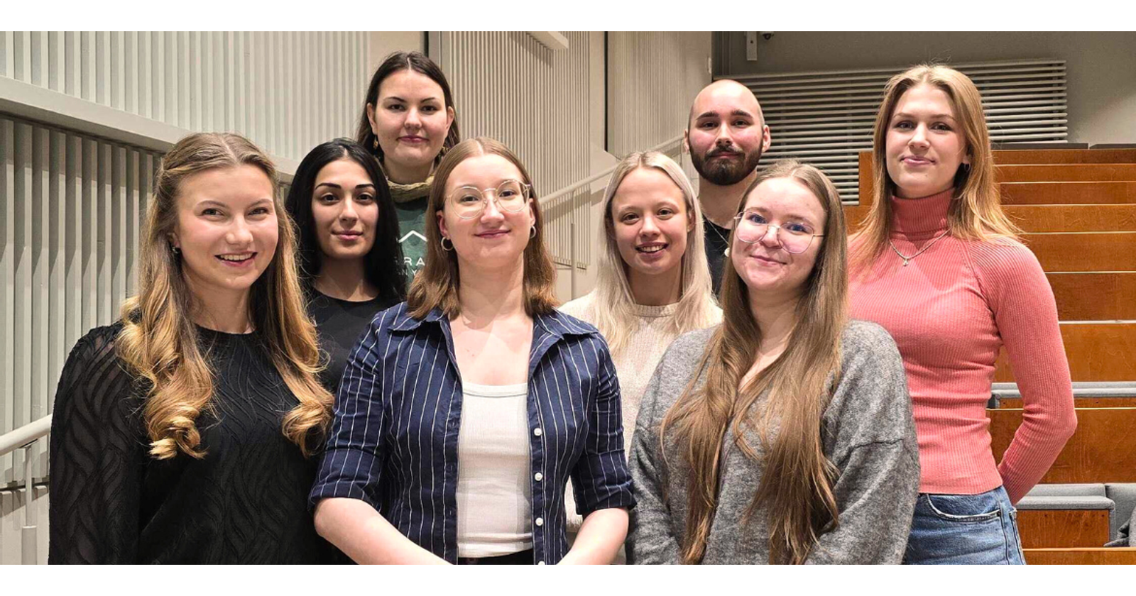 Valokuva hallituksesta hymyilemässä kameralle.