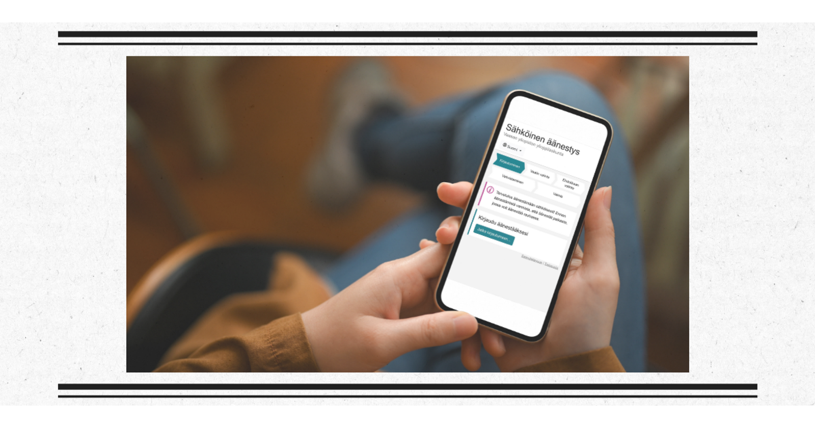 Lähikuva kädestä, joka pitelee puhelinta. Puhelimen näytöllä näkyy sähköinen äänestysjärjestelmä.