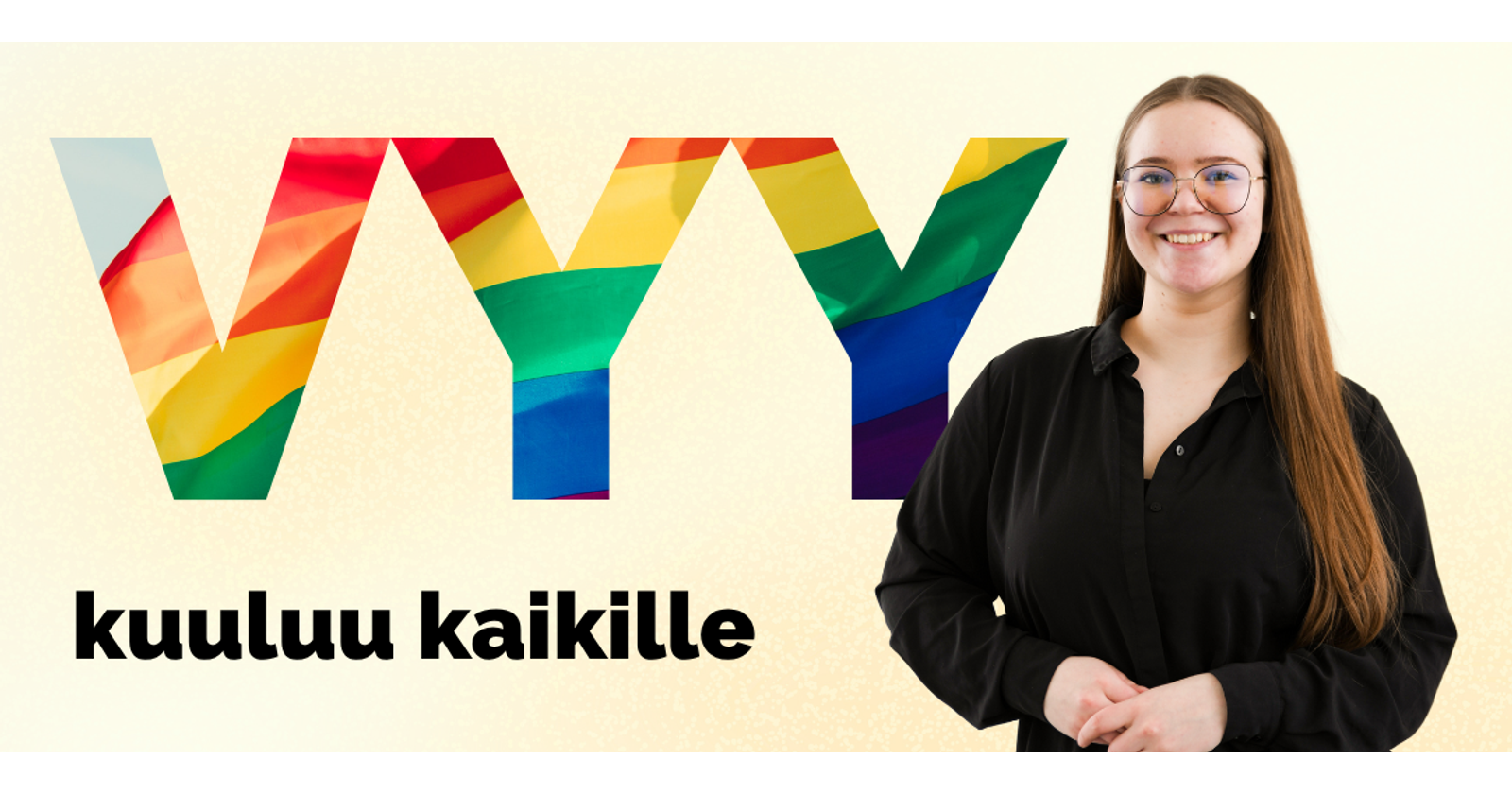 Grafiikassa valokuva Vilja Haapaniemest&auml; ja teksti VYY kuuluu kaikille. VYY on kirjoitettu isolla, ja teksti on sateenkaarilipun v&auml;reiss&auml;.