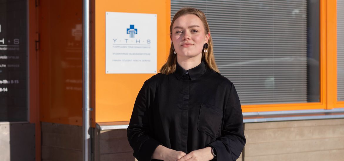 Laura standing in front of a FSHS sign