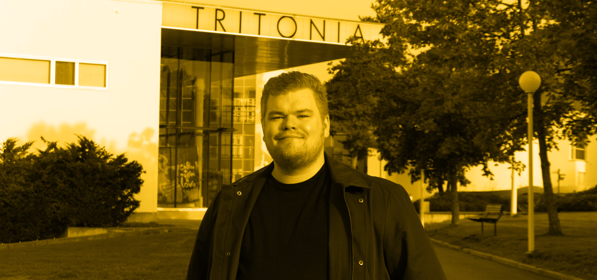 Harassment contact person Lauri Tuohiniemi in front of the autumnal campus