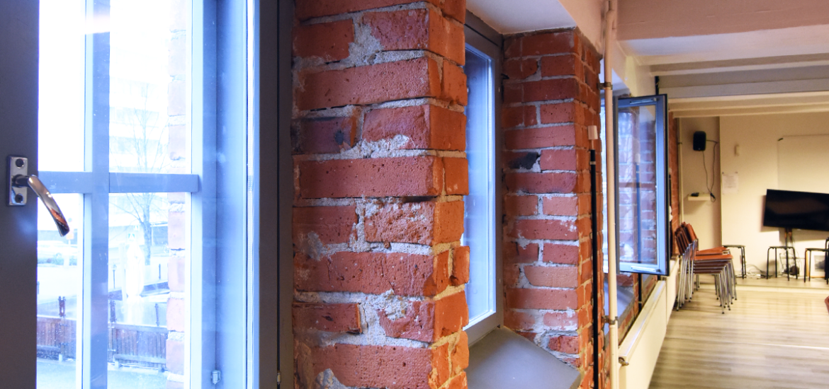 The brick wall of the Leipätehdas' rental premises, the windows of which overlook the building's courtyard.