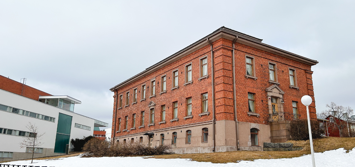Konttori building at the University of Vaasa. The building is a 100-year old brick building witf two floors and basement. Ankkuri building is on the background.