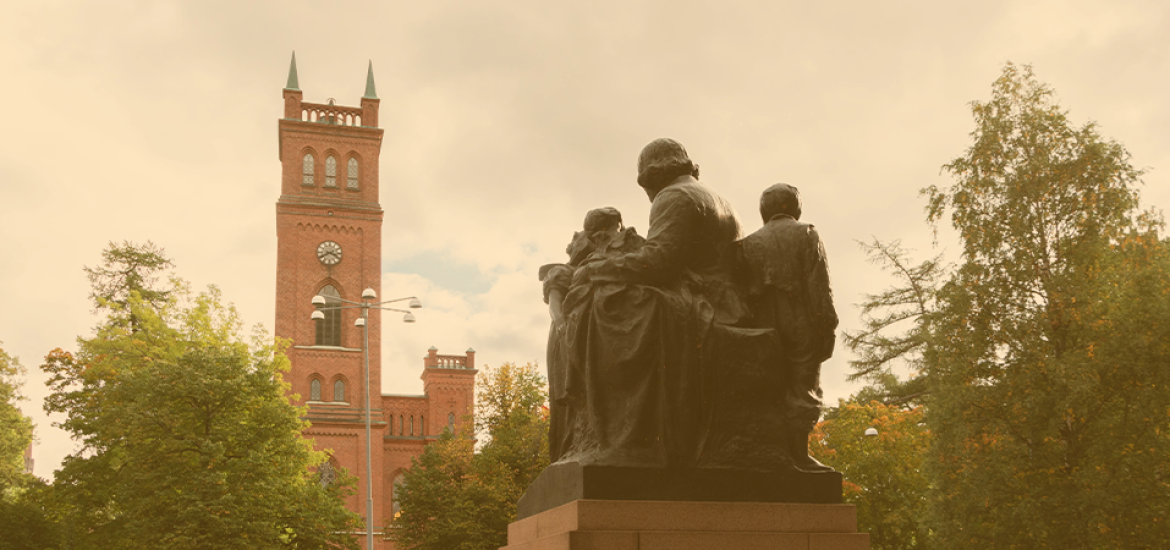 Topelius-statue in front of the Vaasa cathedral